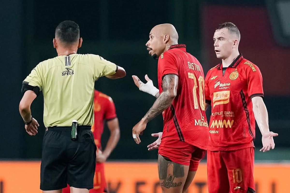 Pemain Persija Jakarta Gustavo Almeida dan Maciej Gajos ketika memprotes keputusan wasit di laga melawan Arema FC (Dok. Persija Jakarta) - Image