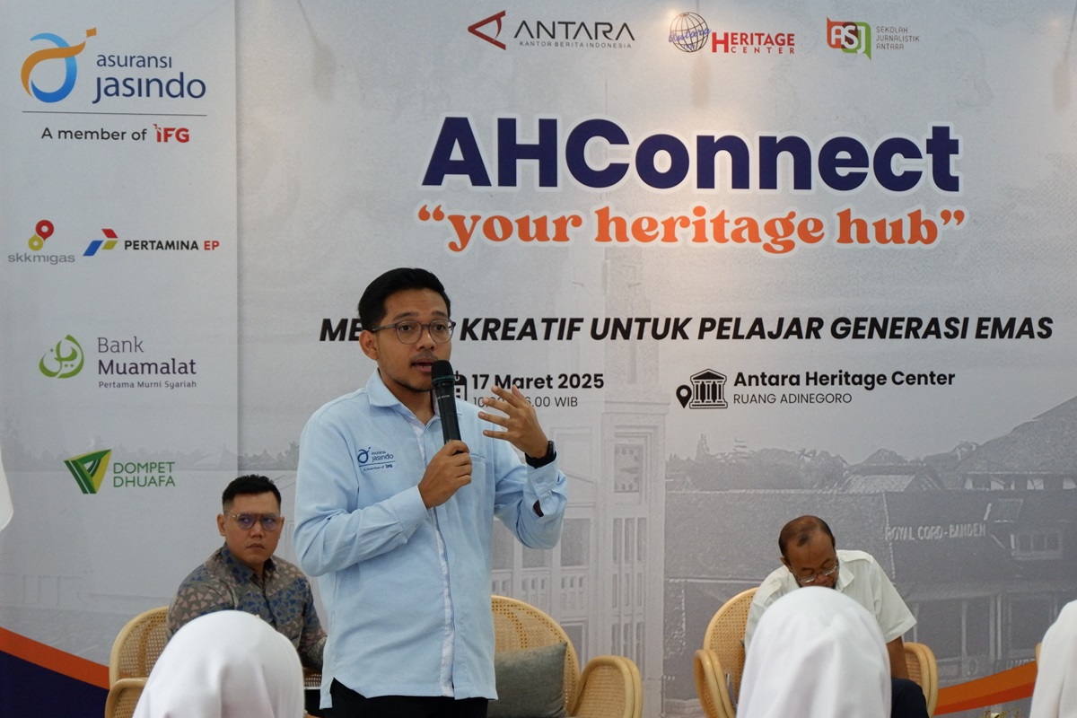 Head of Corporate Communication Asuransi Jasindo Yura Rhamanda saat mengisi diskusi di Antara Heritage Center Pasar Baru, Senin (17/3). (Agas Putra Hartanto/Jawapos) - Image