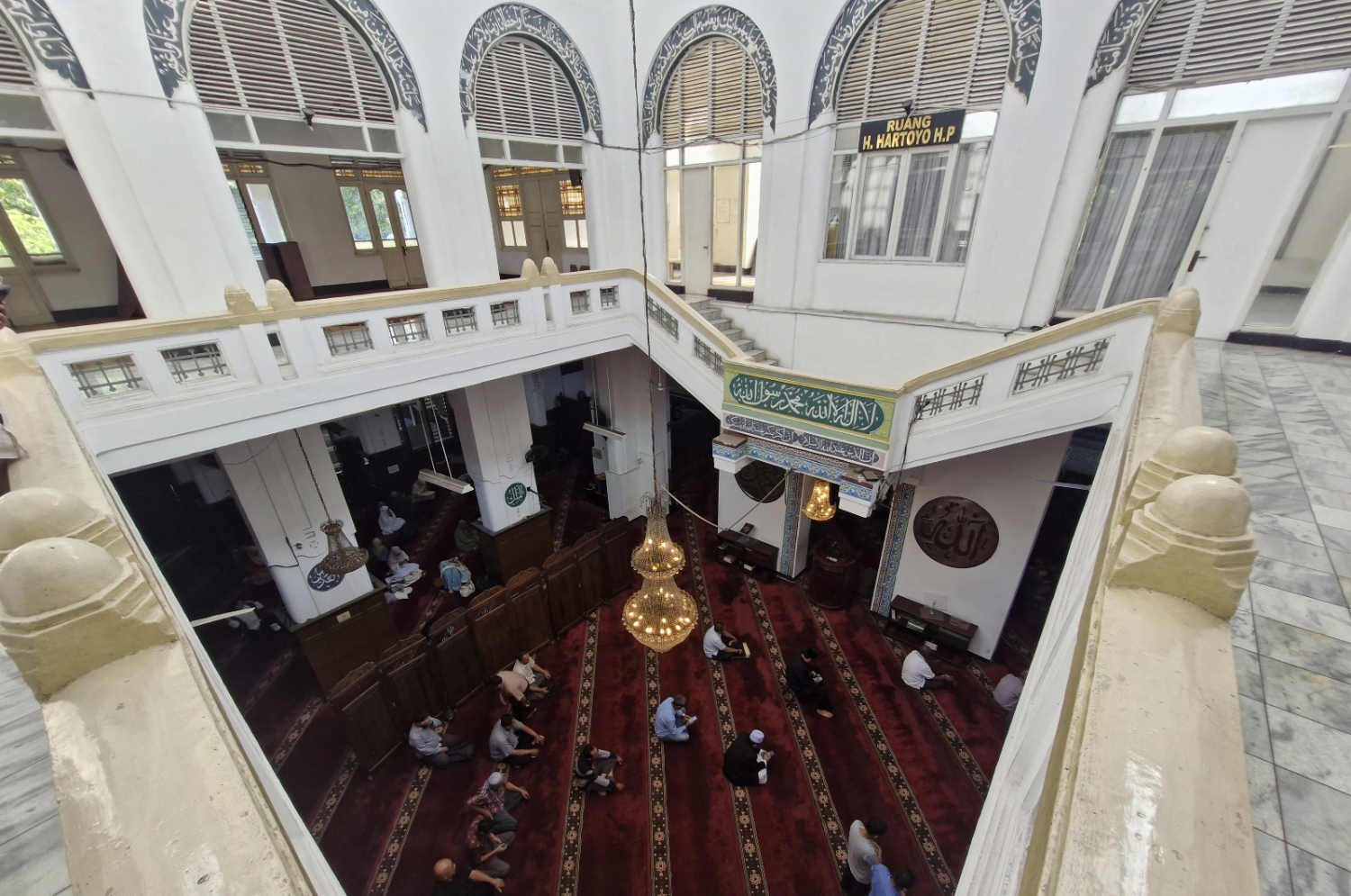 Masjid Cut Meutia, menyisakan nuansa kolonial yang masih bisa dirasakan sampai saat ini. (RianAlfianto/JawaPos.com) - Image