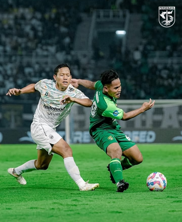 Aksi Toni Firmansyah bersama Persebaya saat menghadapi Persih beberapa pekan lalu. (Media Persebaya) - Image
