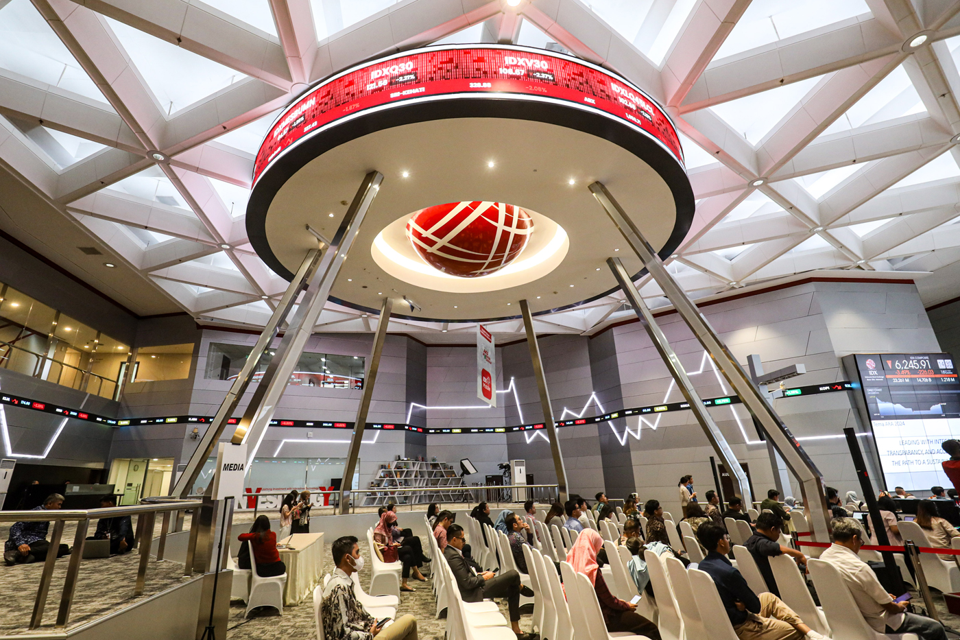 Awak media mengamati layar Indeks Harga Saham Gabungan (IHSG) di Bursa Efek Indonesia, Jakarta. (Dok. Salman Toyibi/Jawa Pos) - Image