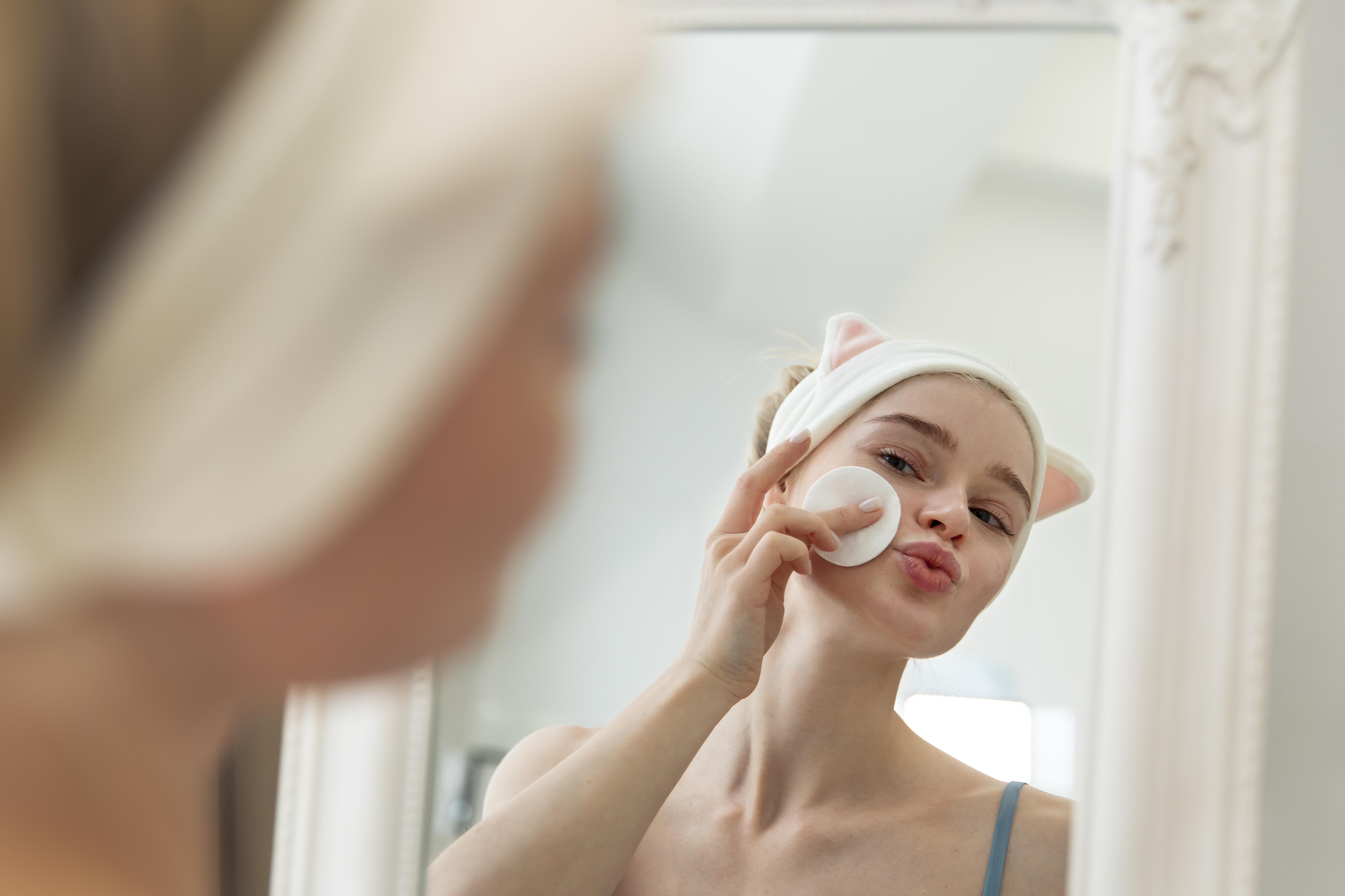 Ilustrasi seorang perempuan yang memiliki kulit flawless alami. (Freepik) - Image