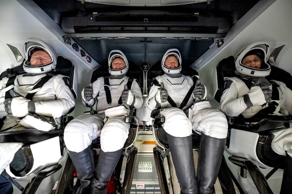 Astronot NASA berada di kapsul SpaceX Dragon di kapal pemulihan MEGAN setelah mendarat di perairan lepas pantai Tallahassee, Florida, Selasa (18/3/2025). (Reuters) - Image