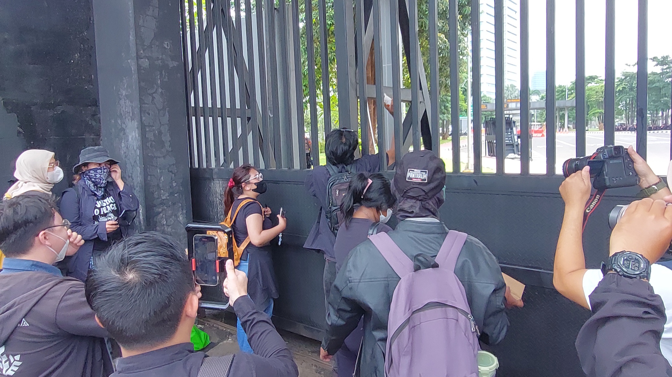 Massa aksi tolak revisi UU yang berada di gerbang pancasila Gedung DPR RI langsung melontarkan umpatan kepada para anggota DPR maupun petugas keamanan yang berjaga. (Ryanzi Zahdomo/ JawaPos.com) - Image