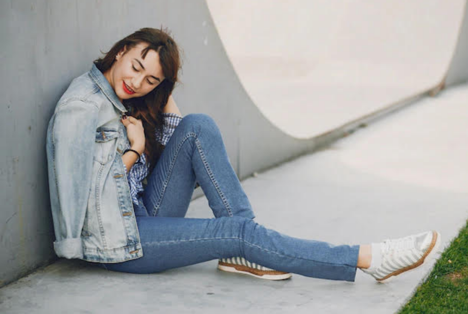 Ilustrasi seseorang suka menggunakan celana jeans (Dok. Freepik) - Image