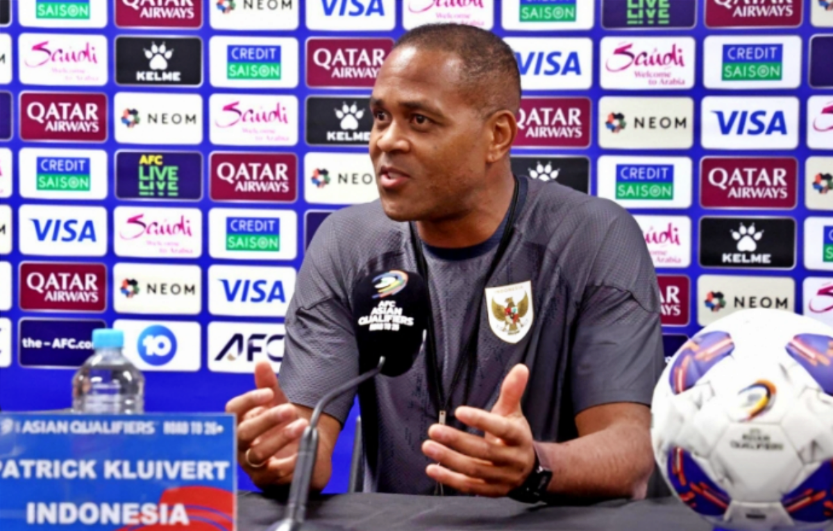 Patrick Kluivert optimistis Timnas Indonesia bisa raih hasil positif saat hadapi Australia di Kualifikasi Piala Dunia 2026. (The Thao 247) - Image