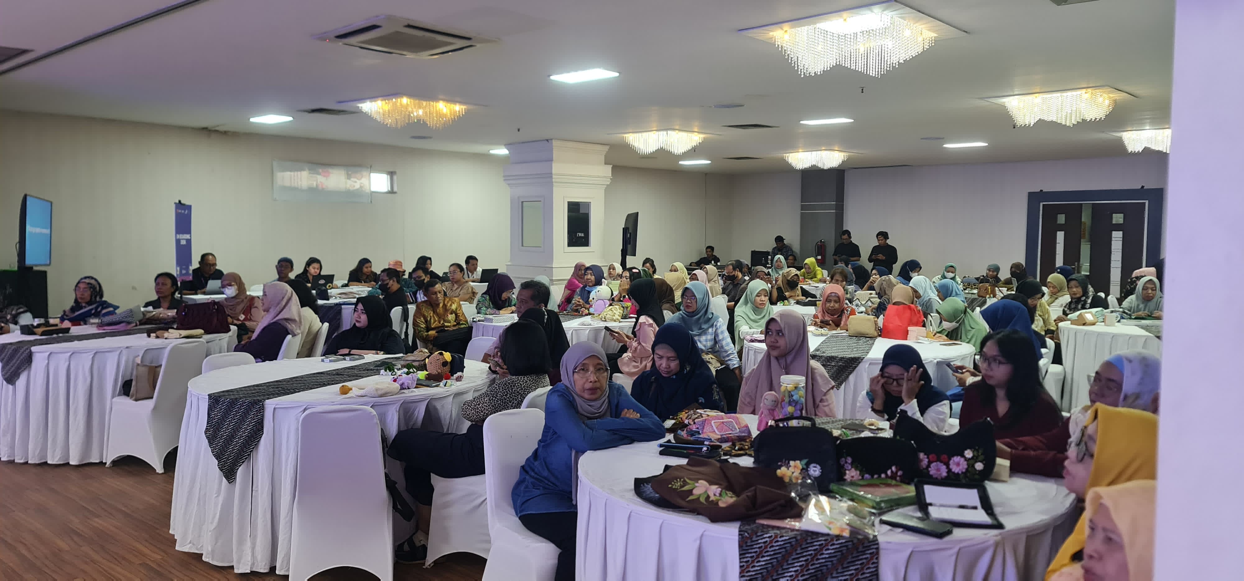 Sejumlah pelaku UMKM Kota Surabaya mengikuti pelatihan di Gedung Kantor Dinkopumdag Kota Surabaya. (Istimewa) - Image