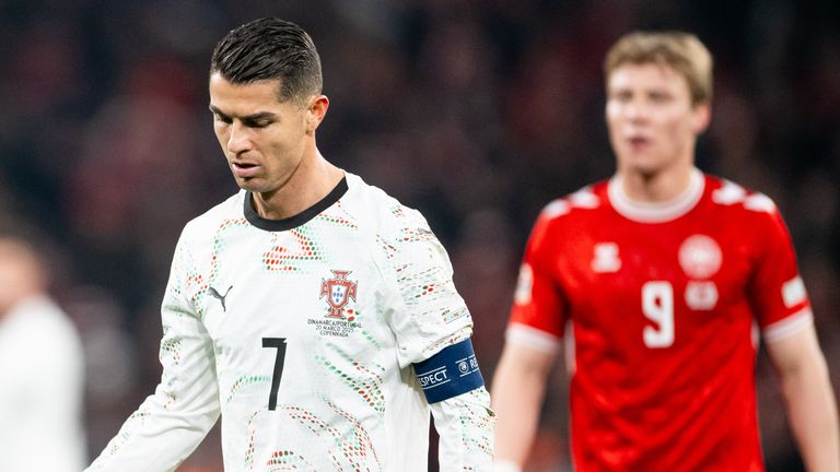 Pemain Timnas Portugal, Cristiano Ronaldo terlihat lesu setelah Denmark mencetak gol. Sumber Foto: (Dok. UEFA) - Image