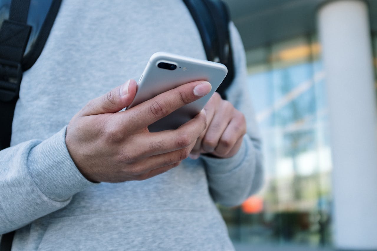 8 Kebiasaan Menarik Orang yang Selalu Membisukan Ponselnya, Bahkan Saat Menunggu Panggilan Telepon - Image