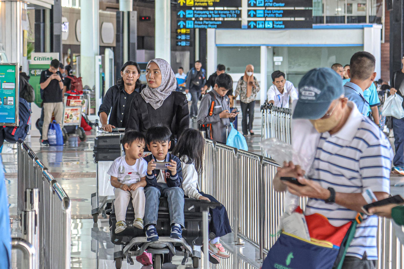 Sejumlah penumpang pesawat melakukan check-in untuk mudik lebih awal di Terminal 1B, Bandara Soekarno-Hatta, Tangerang, Jumat (20/3/2025). (Hanung Hambara/Jawa Pos) - Image