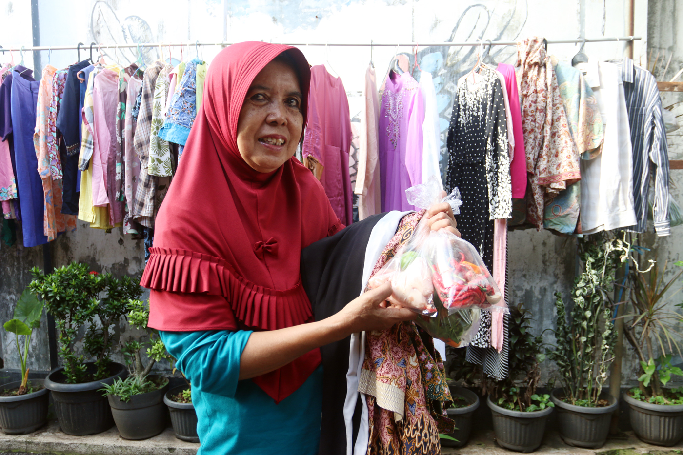 Warga memilih sayur dan pakaian bekas saat bazzar sayuran, bahan makanan dan pakaian layak pakai gra