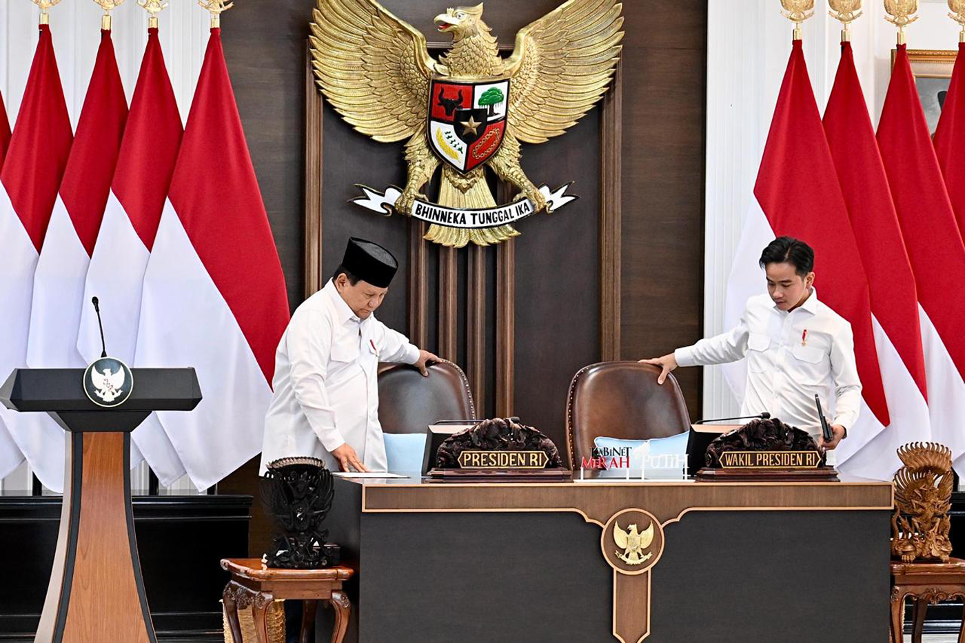 Presiden Prabowo Subianto disaksikan Wakil Presiden Gibran Rakabuming Raka memberikan pengantar saat memimpin sidang kabinet paripurna di Kantor Presiden, Jakarta, Jumat (21/3/2025). (Cahyo - Biro Pers Sekretariat Presiden) - Image