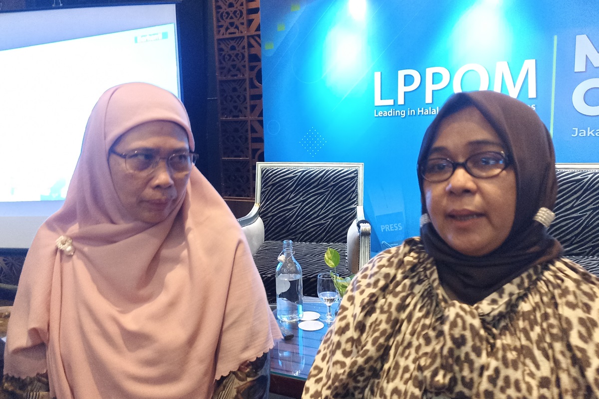 Ketua Asosiasi Lembaga Pemeriksa Halal Indonesia (ALPHI) Elvina Rahayu (kanan) bersama Dirut LPPOM MUI Muti Arintawati di Jakarta. (Hilmi/Jawa Pos) - Image