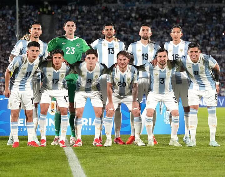 Argentina akan menghadapi Brasil dalam laga krusial Kualifikasi Piala Dunia 2026.(@afaseleccion) - Image