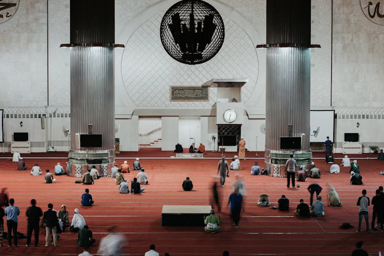 Ilustrasi umat Islam beri’tikaf di masjid. (Photo by Vija Rindo Pratama/Pexels) - Image