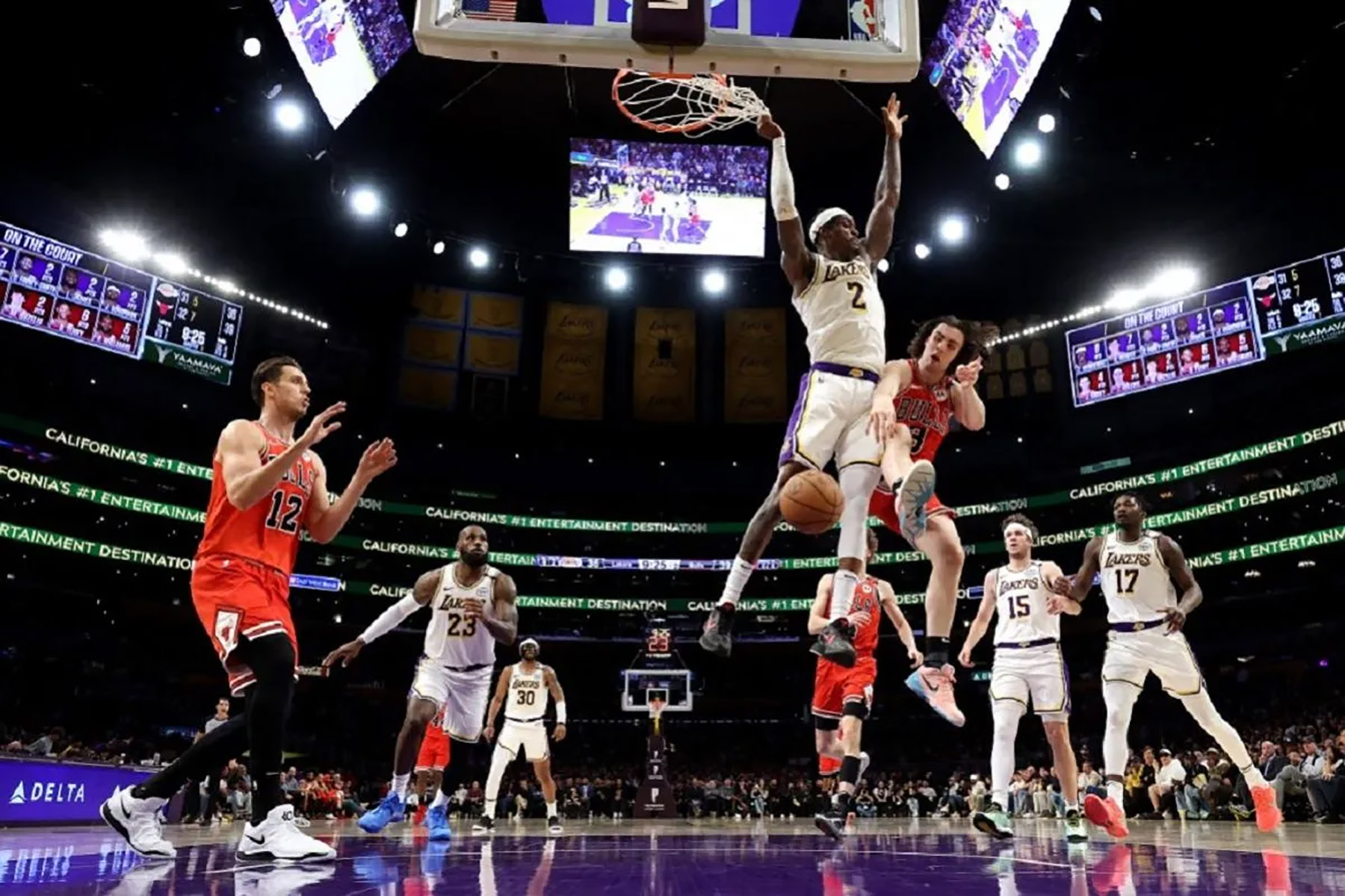 Pemain Chicago Bulls Josh Giddey mengoper bola kepada Jarred Vanderbilt dalam laga melawan Los Angeles Lakers di Crypto.com Arena, Los Angeles. (ANTARA/Getty Images via AFP/LUKE HALES) 