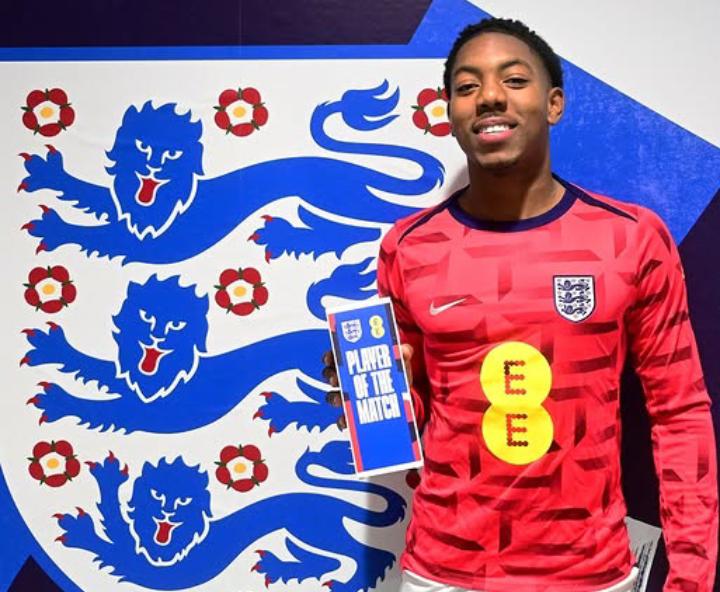 Myles Lewis-Skelly mendapatkan penghargaan sebagai Man of the Match di kualifikasi Piala Dunia 2026. (@england) - Image