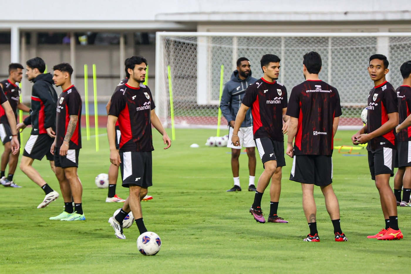 Timnas Indonesia melakukan latihan jelang pertandingan Kualifikasi Piala Dunia 2026 di Stadion Madya, komplek GBK, Senayan, Sabtu (22/3/2025). (Salman Toyibi/Jawa Pos) - Image