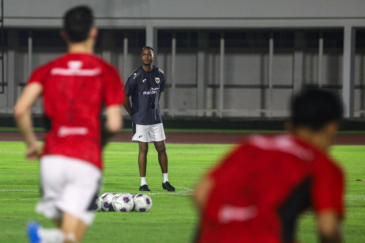 Pelatih Timnas Indonesia Patrick Kluivert mempin latihan jelang pertandingan Kualifikasi Piala Dunia 2026 di Stadion Madya, komplek GBK, Senayan, Minggu (23/3/2025). (Salman Toyibi/Jawa Pos) - Image