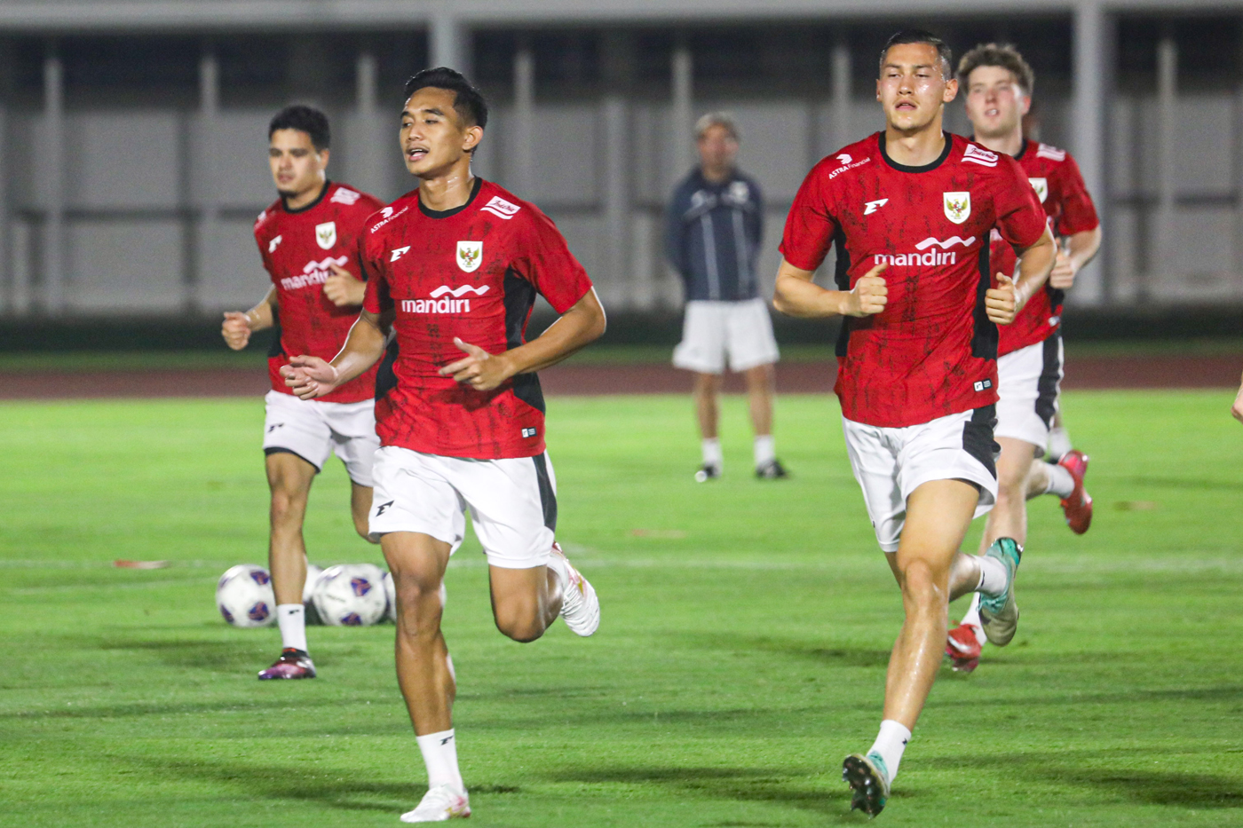 Sejumlah Pemain Timnas Indonesia melakukan latihan jelang pertandingan Kualifikasi Piala Dunia 2026 di Stadion Madya, komplek GBK, Senayan, Minggu (23/3/2025). (Salman Toyibi/Jawa Pos) - Image