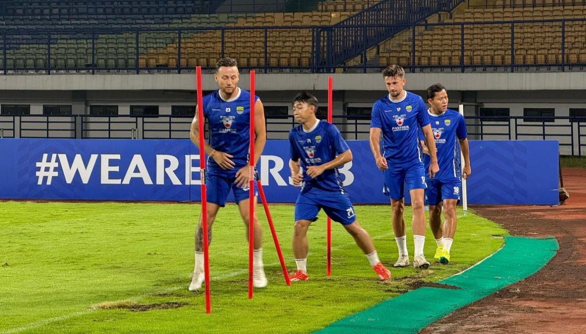 Pemain Persib saat jalani sesi latihan fisik di Stadion Gelora Bandung Lautan Api. (Dok. Persib) - Image