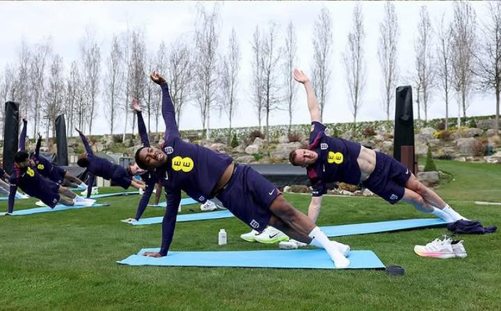 Para pemain Inggris menjalani sesi latihan di Wembley menjelang laga kontra Latvia di Kualifikasi Piala Dunia 2026. (@england) - Image