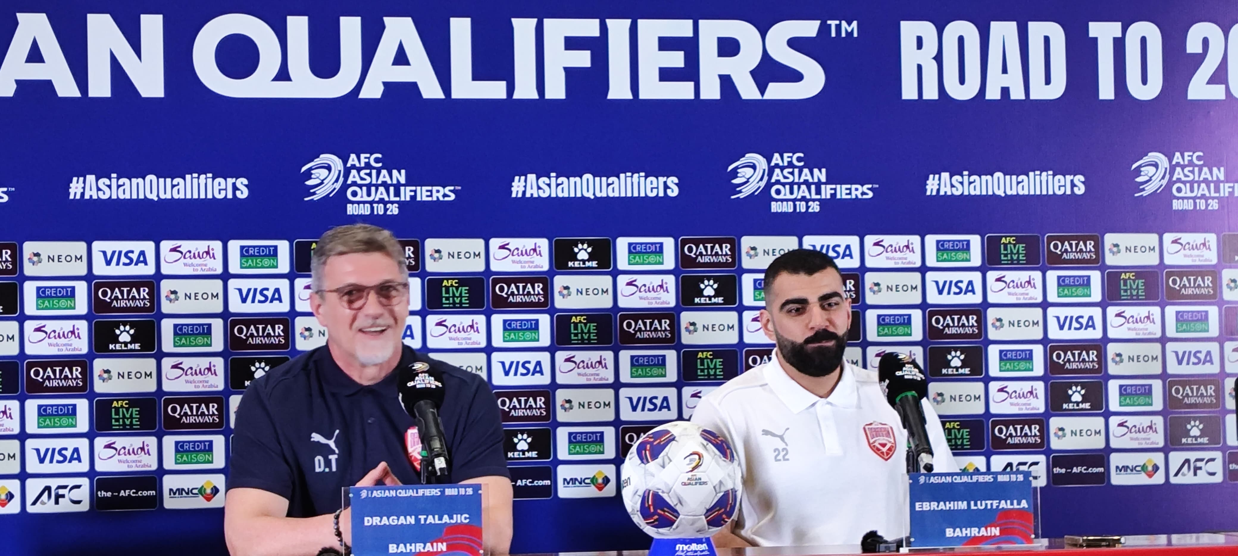 Pelatih Bahrain, Dragan Talajic dan pemain Ebrahim Lutfalla menyatakan kesiapannyanuntuk menghadapi Timnas Indonesia. (Dimas Ramadhan/JawaPos.com) - Image