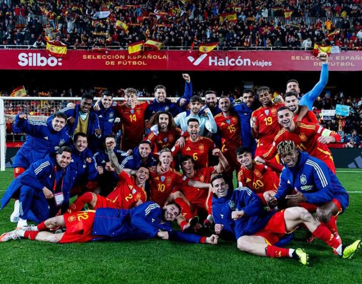 Spanyol dengan penyelamatan krusial dalam adu penalti, membawa La Roja ke semifinal Nations League. (@sefutbol) - Image