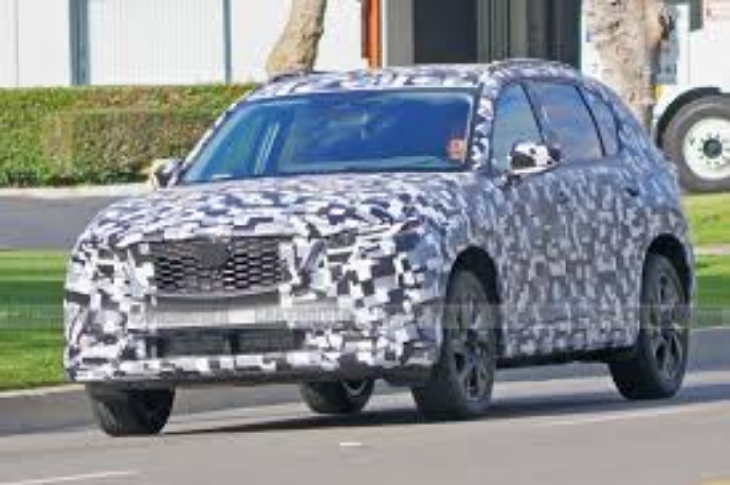 Mobil yang diduga kuat sebagai calon Mazda CX-5 generasi ketiga sedang dites jalan dengan ditutup kamuflase. (caranddriver.com) - Image