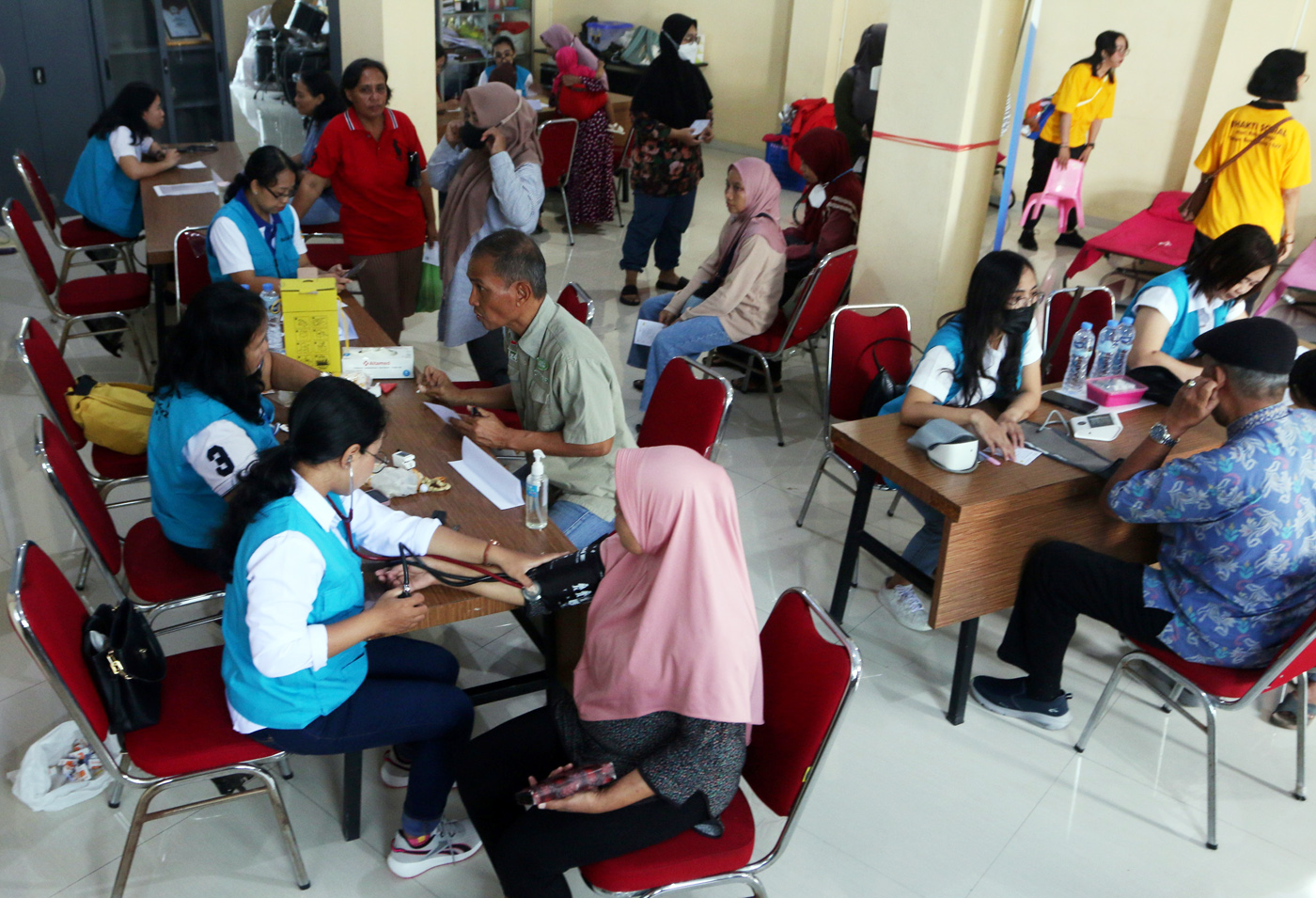 Warga mengikuti pemeriksan pengobatan gratis. - Image