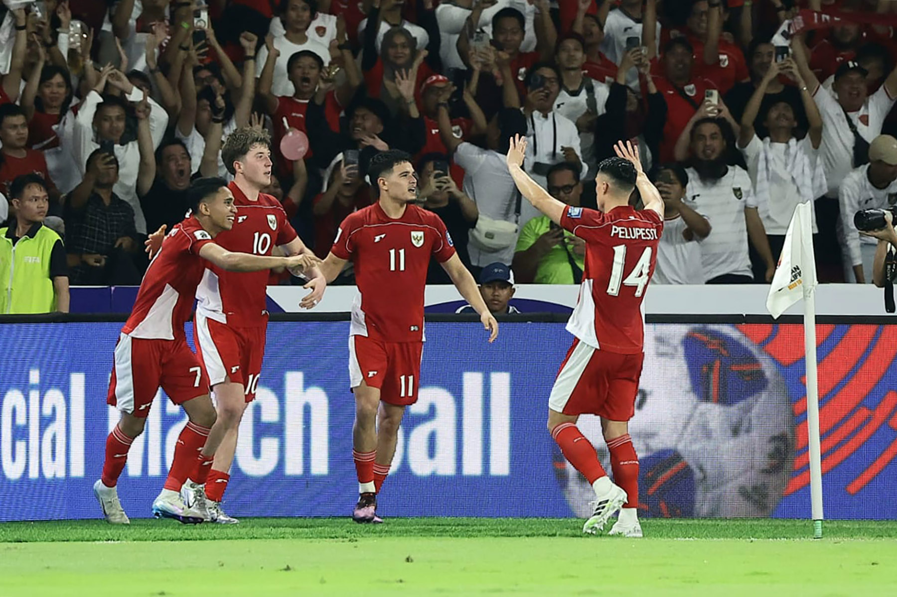 Para pemain Timnas Indonesia melakukan selebrasi dan merayakan gol Ole Romeny di babak pertama. (Dery Ridwansah/JawaPos.com) - Image