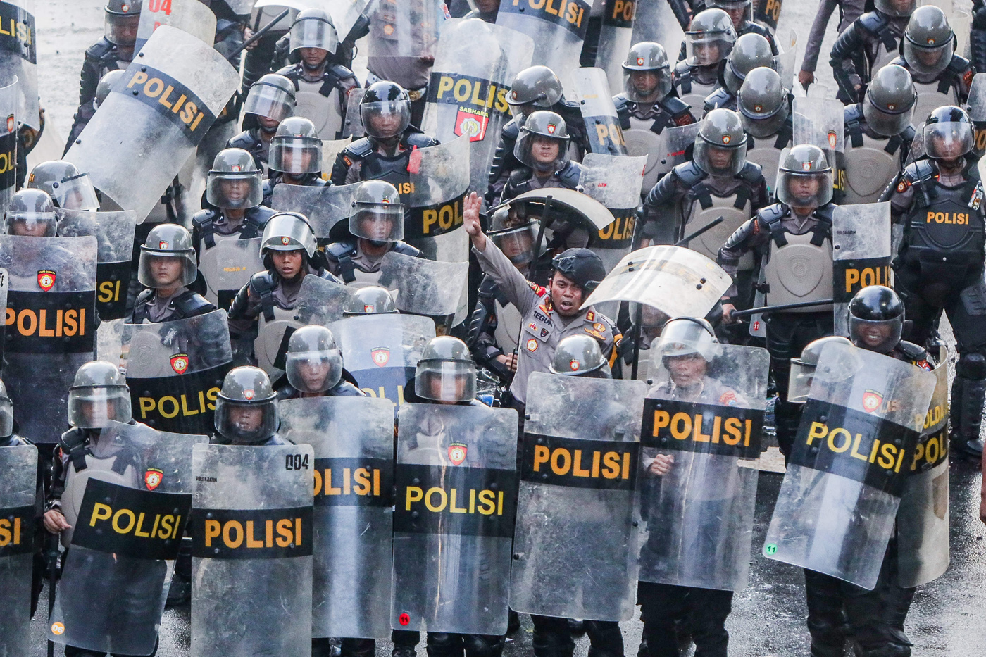 Sejumlah polisi menghalau sejumlah pengunjuk rasa yang beraksi dan berakhir bentrok untuk menyikapi UU TNI di Surabaya, Jawa Timur, Senin (24/3/2025). (Riana Setiawan/ Jawa Pos) - Image