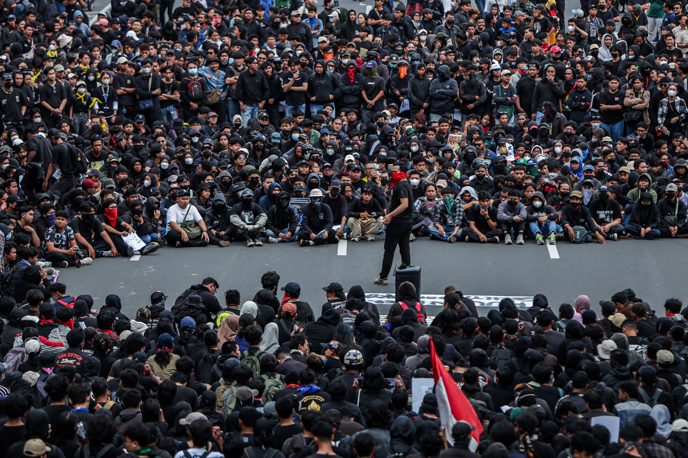 Massa aksi tolak UU TNI menyampaikan tuntutannya di depan Gedung Negara Grahadi, di Surabaya, Jawa Timur, Senin (24/3/2025). (Riana Setiawan/ Jawa Pos) - Image