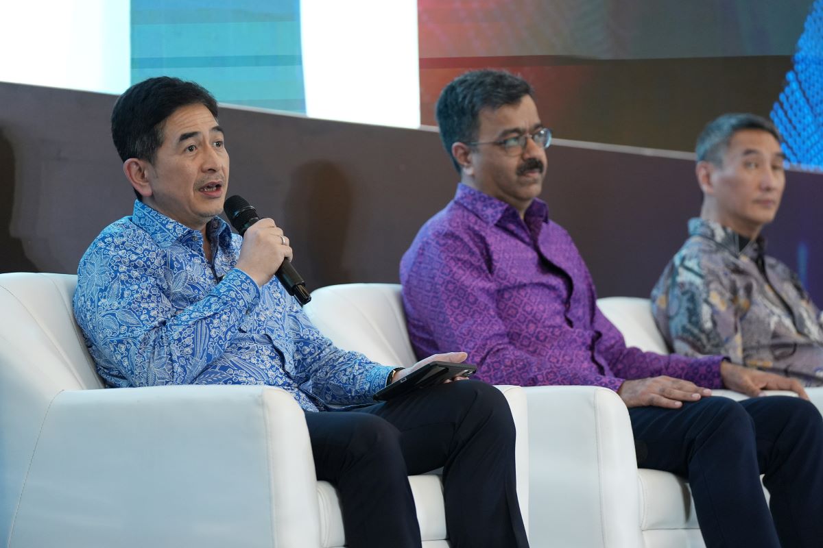 Presiden Komisaris PT XL Smart Telecom Sejahtera Tbk (XLSMART) Arsjad Rasjid (kiri). (Istimewa) - Image