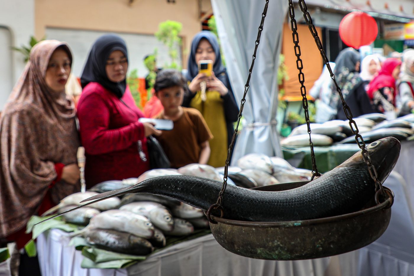 Ilustrasi pasar bandeng. (Salman Toyibi/ Jawa Pos) - Image