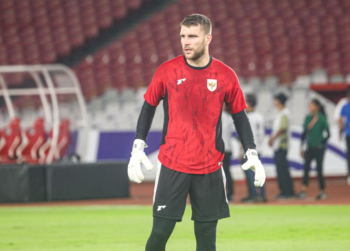 Penjaga gawang Timnas Indonesia Maarten Paes melakukan latihan jelang pertandingan Kualifikasi Piala