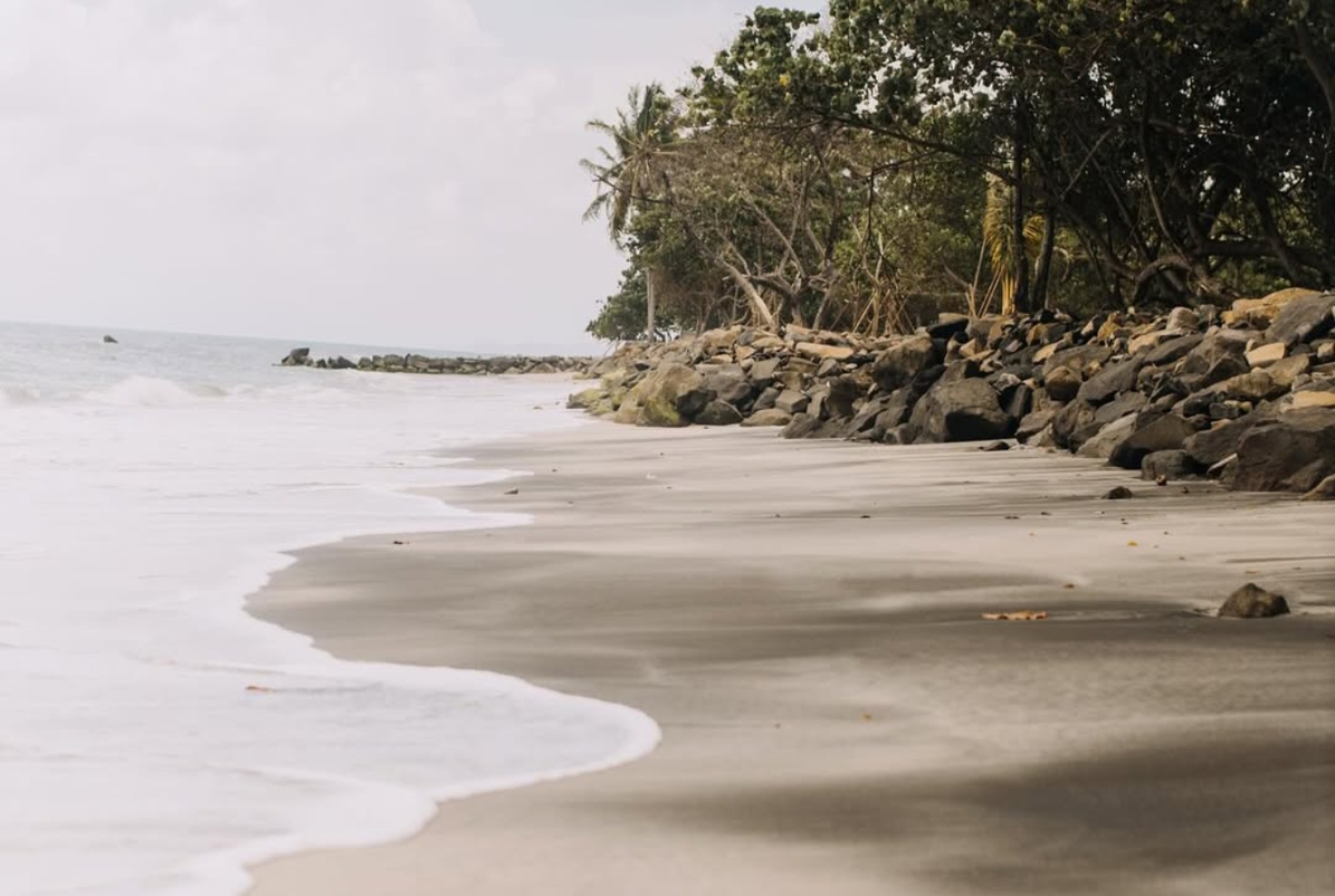 Panorama Pantai Setigi Heni di Lampung Selatan dengan hamparan pasir putih. (Instagram @setigihenilampung) - Image