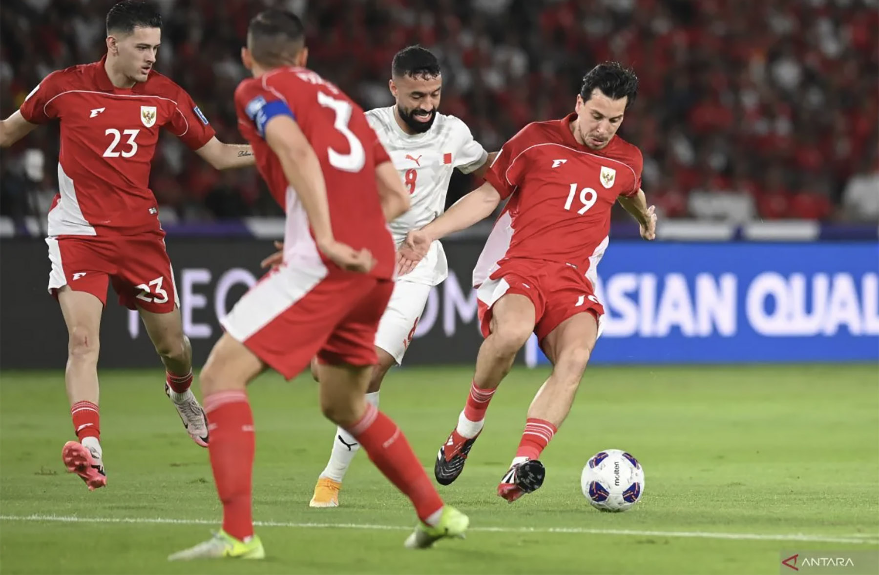 Thom Haye dalam laga Timnas Indonesia vs Bahrain. (Dok. Antara) - Image