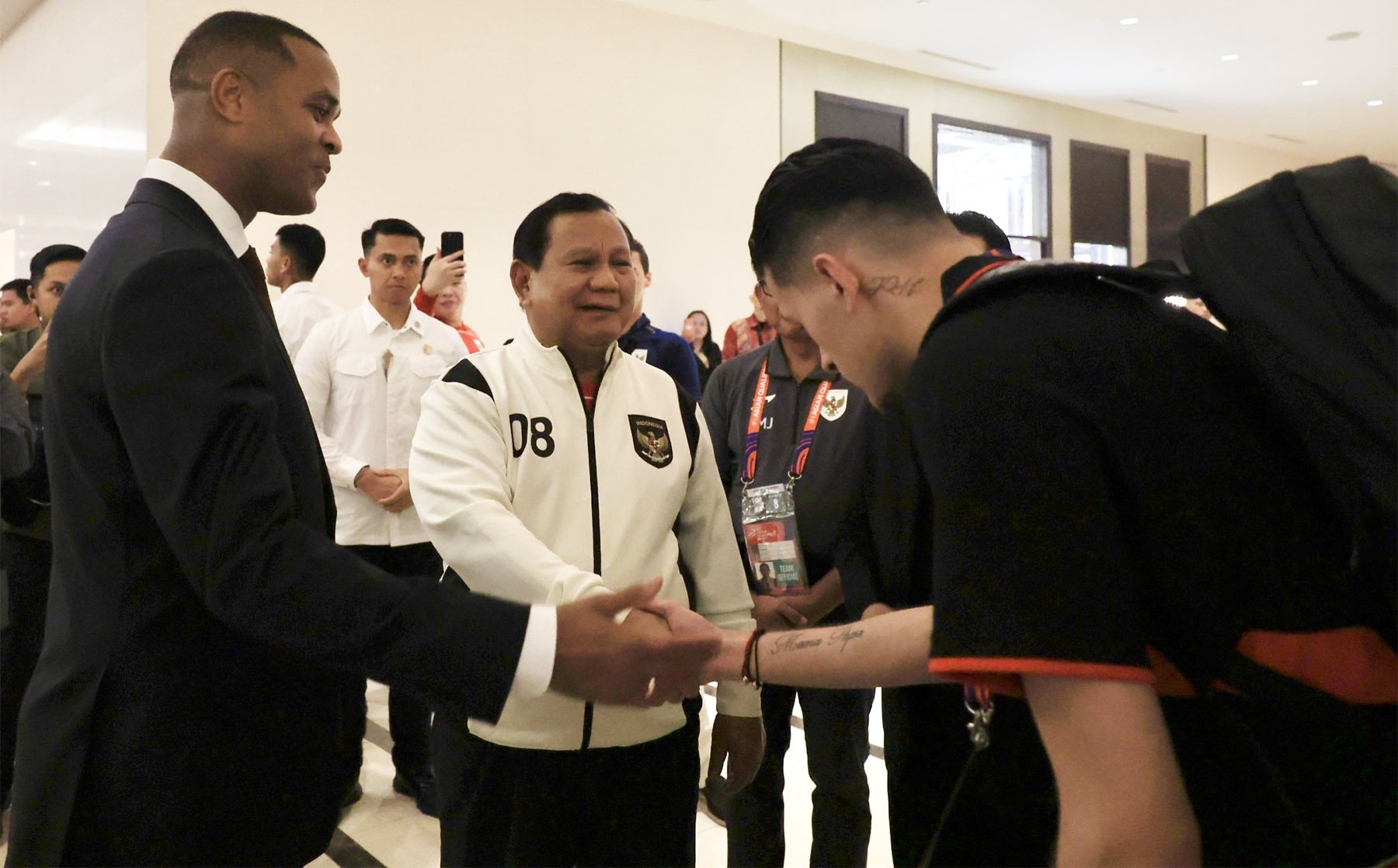 Presiden Prabowo Subianto memberi semangat kepada Timnas Indonesia menjelang laga penting melawan Bahrain di Kualifikasi Piala Dunia 2026. (Dok. Setpres) - Image