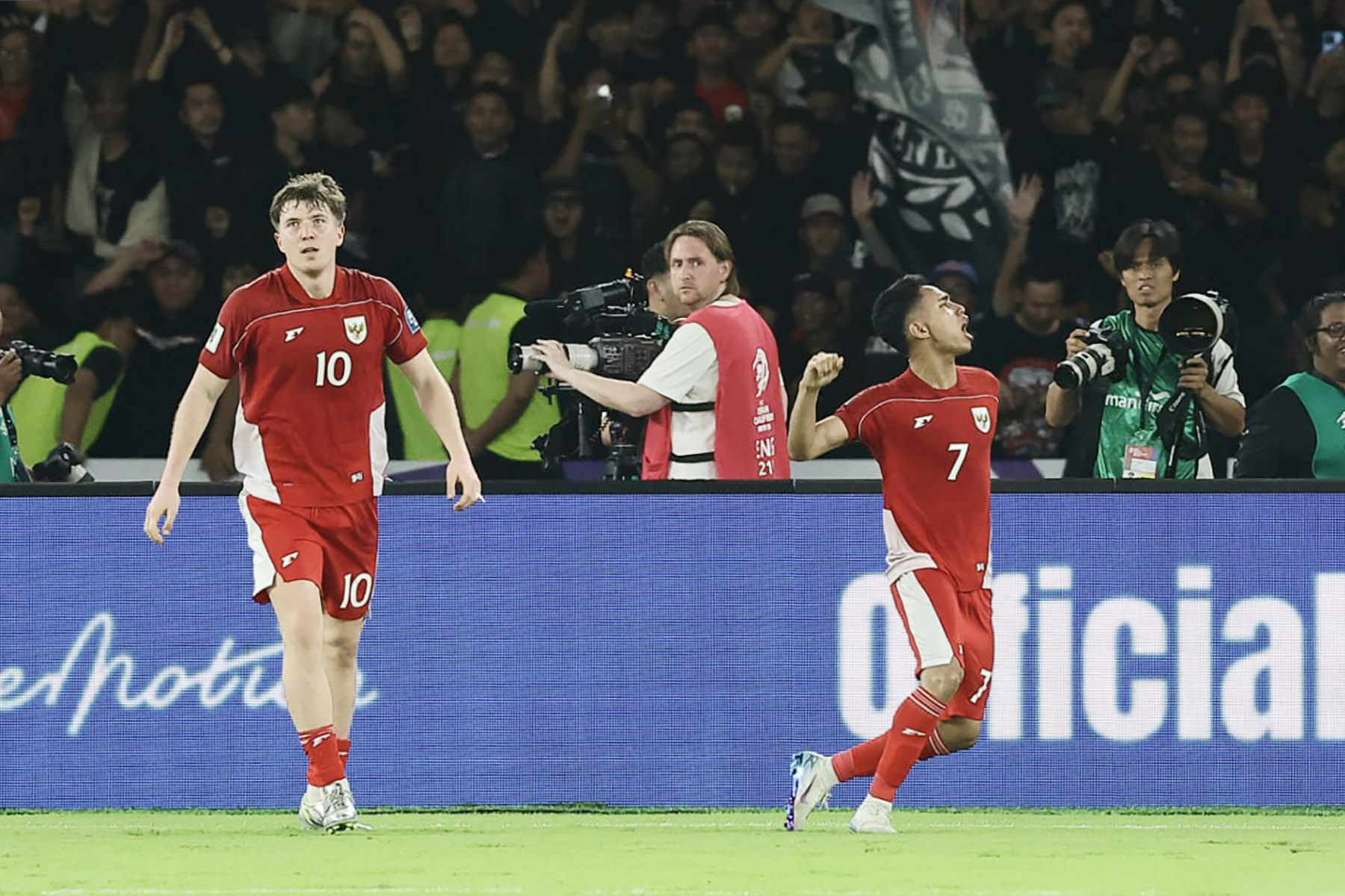 Para pemain Timnas Indonesia melakukan selebrasi dan merayakan gol Ole Romeny (kiri) di babak pertama. (Dery Ridwansah/JawaPos.com) - Image