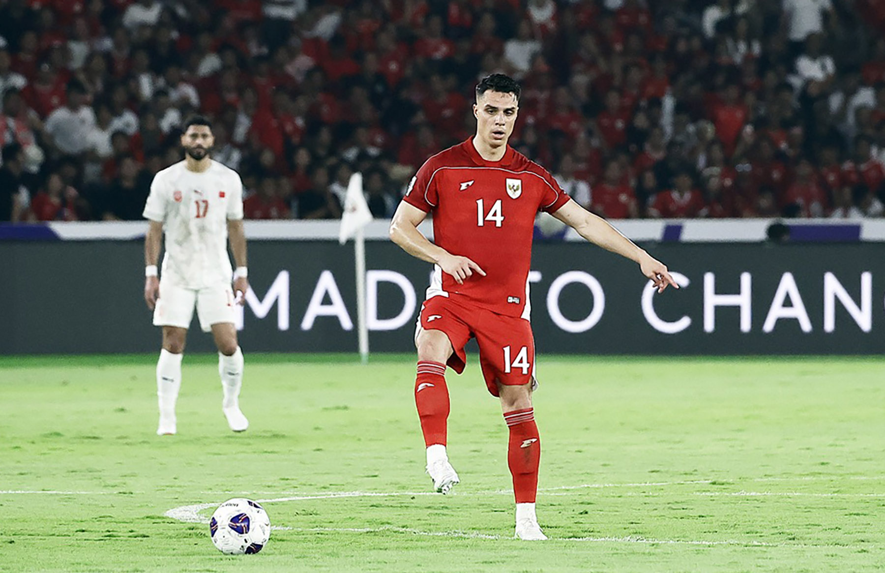 Pemain Timnas Indonesia Joey Pelupessy saat bertanding melawan Timnas Bahrain pada laga Grup C putaran ketiga Kualifikasi Piala Dunia 2026 Zona Asia di Stadion Utama Gelora Bung Karno, Senayan. - Image