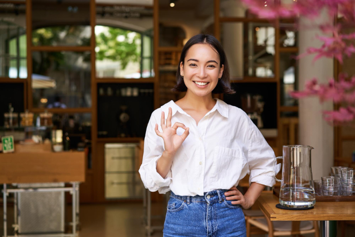 seseorang yang bahagia saat menjalankan bisnis. (Freepik/benzoix) - Image