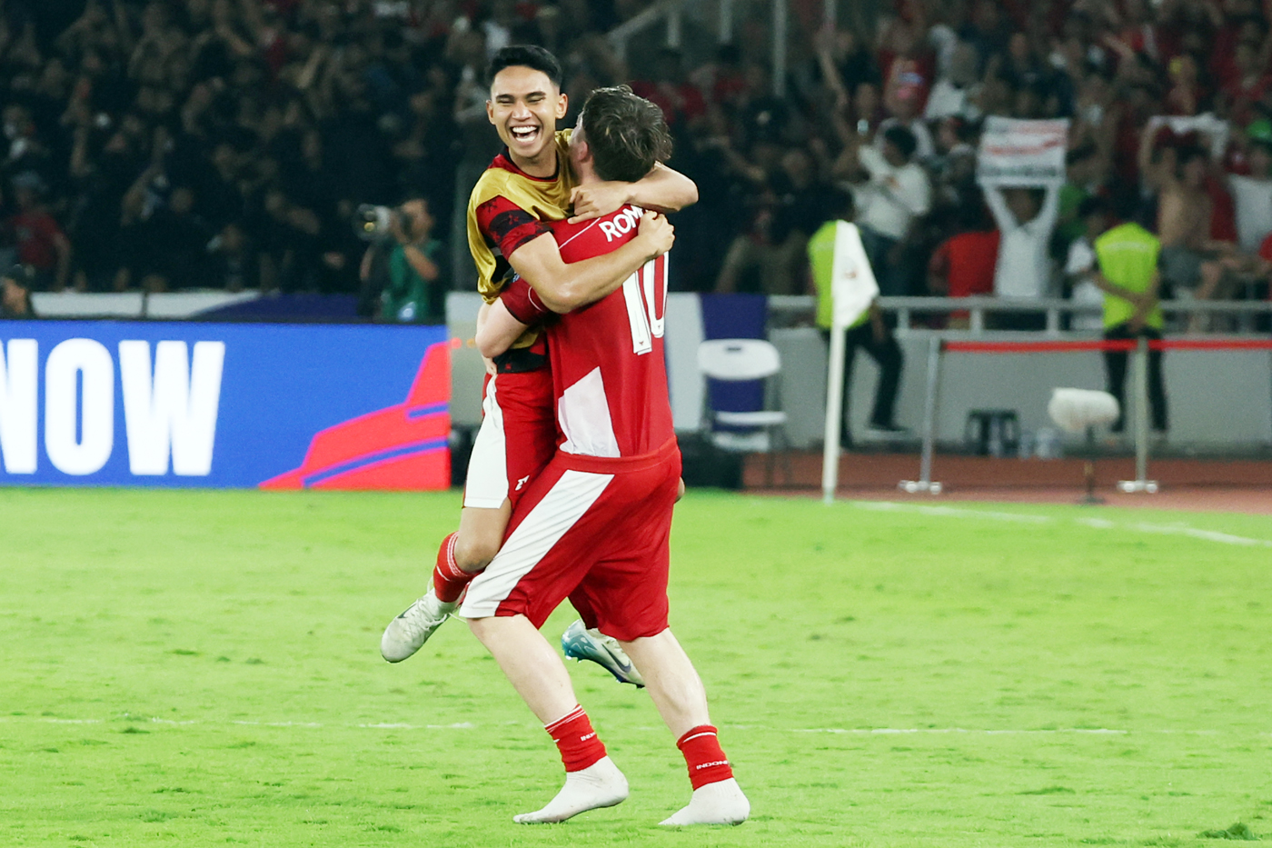 Pesepak bola Timnas Indonesia Marselino Ferdinan (kiri) dan Ole Romeny (tengah) berselebrasi seusai timnya mengalahkan Timnas Bahrain dalam pertandingan Grup C putaran ketiga Kualifikasi Piala Dunia 2026 zona Asia di Stadion Utama Gelora Bung Karno, Senay - Image