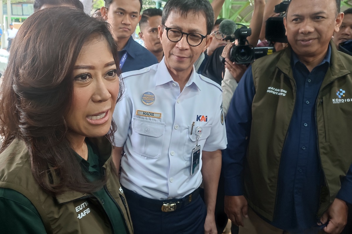 Menkomdigi Meutya Hafid mengunjungi Stasiun Gambir untuk memeriksa keamanan sinyal dan frekuensi agar layanan komunikasi berjalan lancar dan aman, Rabu (26/3). (Nanda Prayoga/JawaPos.com) - Image