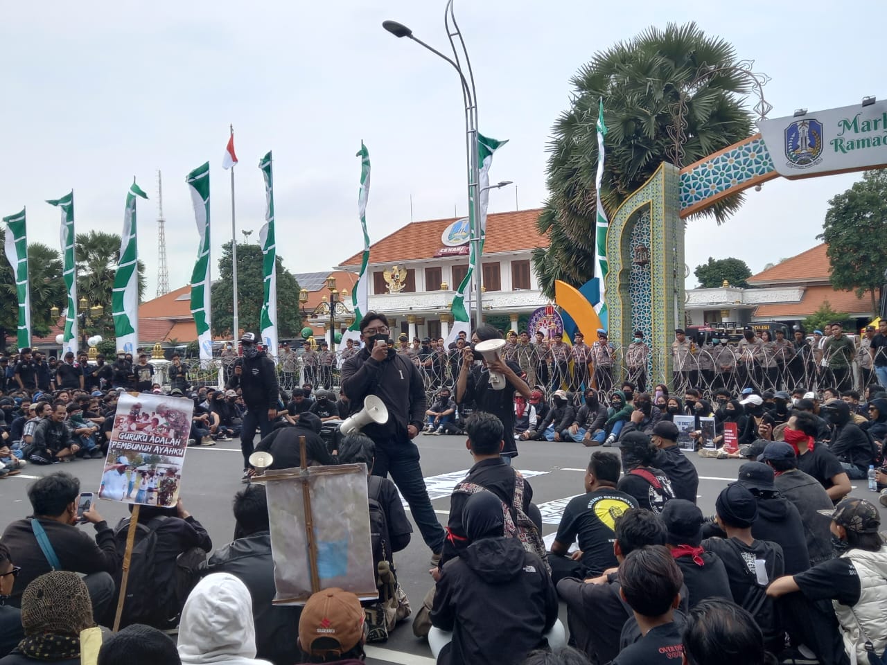 Demo Tolak UU TNI di depan Gedung Negara Grahadi, Surabaya pada Senin (24/3). (Novia Herawati/ JawaPos.com). - Image