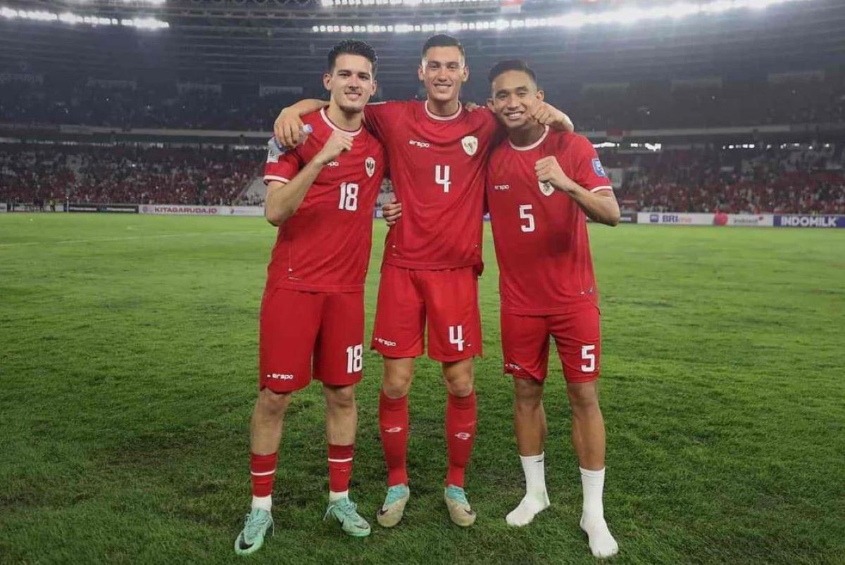 Jay Idzes, Rizky Ridho, dan Justin Hubner, tampil kokoh dalam kemenangan 1-0 atas Bahrain di SUGBK. (X: The_RedsIndo) - Image
