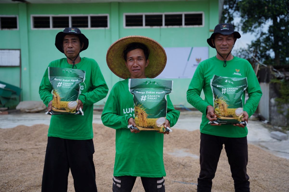 Beras kemasan produksi petani mustahik binaan Baznas siap didistribusikan untuk zakat fitrah di seluruh Indonesia. (Humas Baznas) - Image