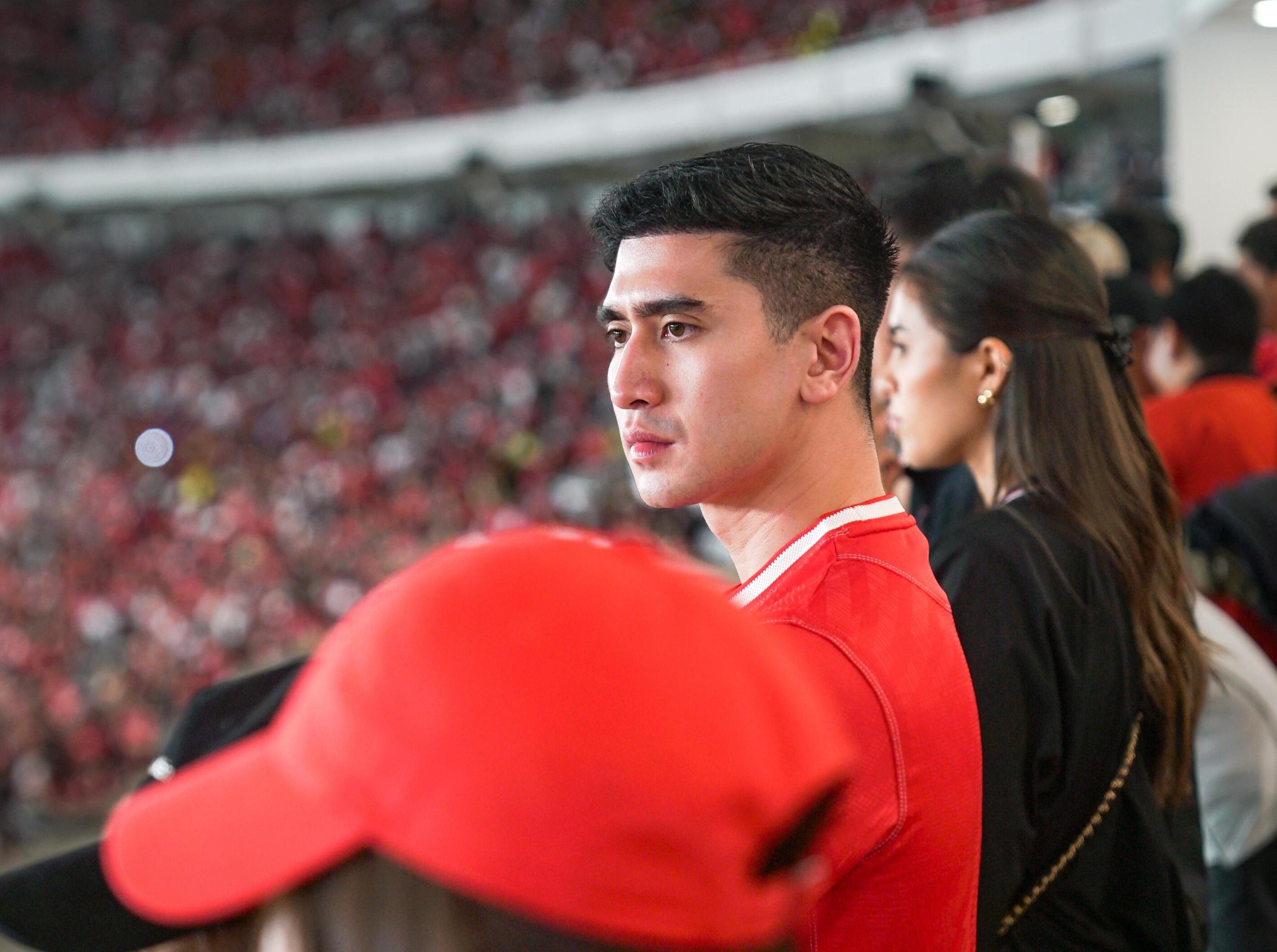 Anggota Komisi X DPR RI Verrell Bramasta saat menonton Timnas Indonesia vs Bahrain di Stadion Utama Gelora Bung Karno, Senayan, Jakarta, Selasa (25/3). - Image