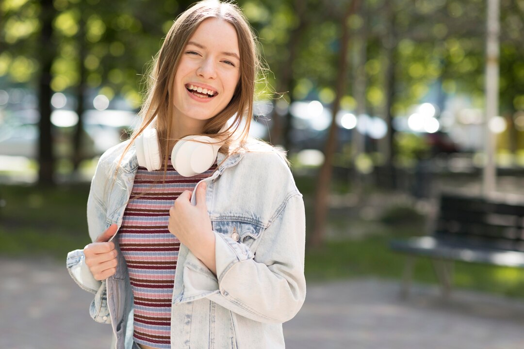 Seorang perempuan dewasa tersenyum dengan aura positif dan percaya diri. (Freepik) - Image