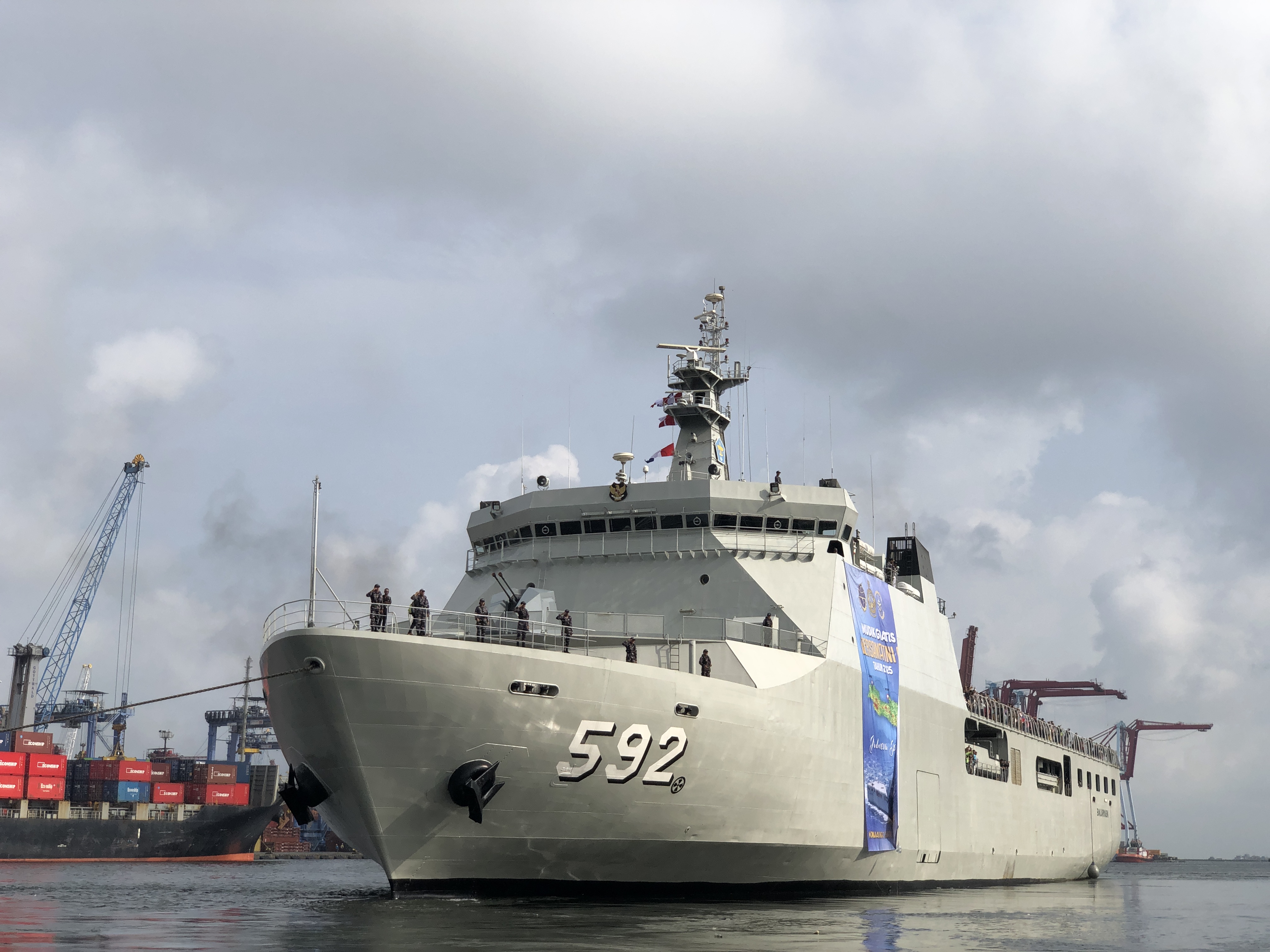 KSAL Laksamana TNI Muhammad Ali melepas keberangkatan KRI Banjarmasin yang mengangkut pemudik dari Jakarta ke Semarang dan Surabaya. (Syahrul Yunizar/JawaPos.com). - Image